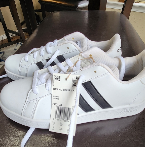 Youth Adidas Size 4 - Picture 1 of 6
